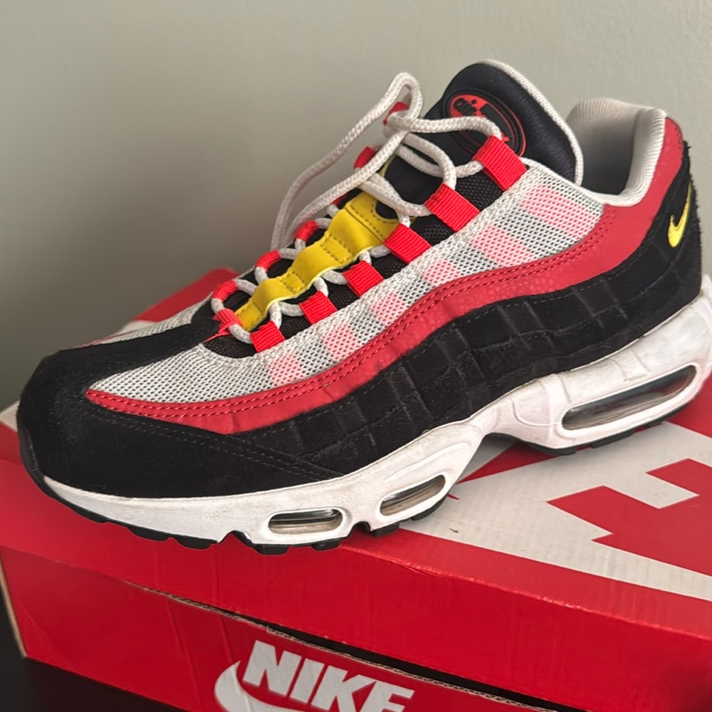 Nike men’s size 8 (women’s 9.5) black red air max 95 essential.